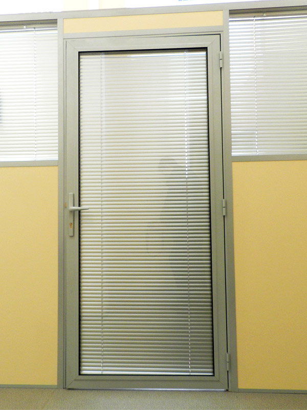 Пример офисной двери из стекла с алюминиевой коробкой