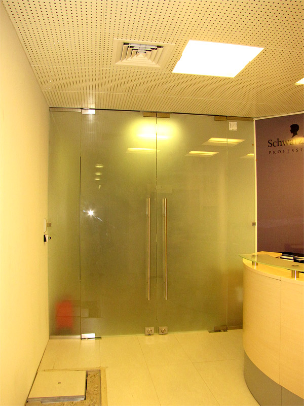 Пример цельностеклянной офисной двери (без коробки)