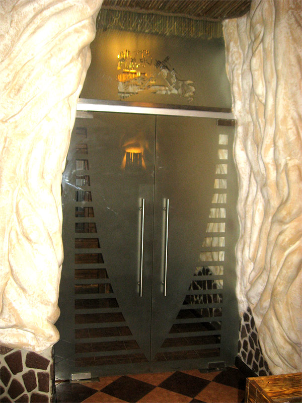 Пример маятниковой двери из стекла №2
