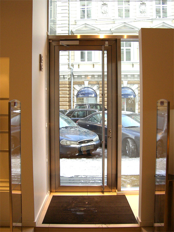 Пример распашной двери из стекла №3