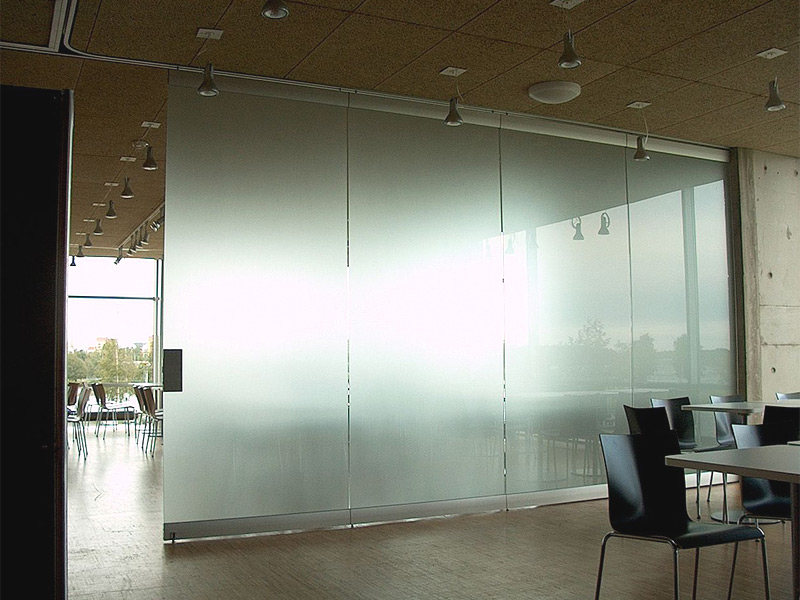 Пример раздвижной стеклянной стены